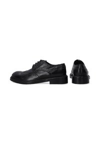 Schwarze Leder-Oxfordschuhe mit dekorativen Perforationen, runder Spitze, Schnürung und niedrigem gestapeltem Absatz. Seiten- und Rückansichten sind enthalten.