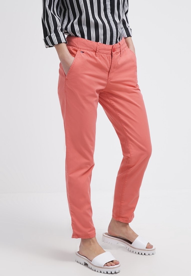Różowe, slim-fit spodnie z bawełny, z bocznymi kieszeniami, szlufkami na pasek i gładką fakturą. W połączeniu z białymi sandałami.