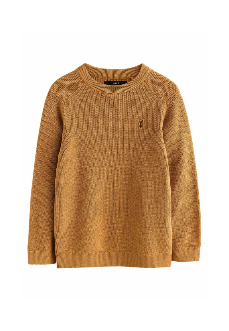 Pull en maille jaune moutarde, col rond, manches raglan longues, poignets et ourlet côtelés, avec un petit logo sur la poitrine.