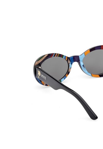 Gafas de sol con montura de plástico negro y acentos de patrones coloridos; lentes grises; forma curva; logo en la patilla.