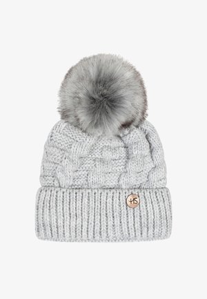 Lys grå strikket hue med et kabelmønster, prydet med en stor faux pels pom-pom på toppen og en ribbet manchet, accentueret af et cirkulært mærke.