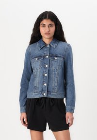 Chaqueta de mezclilla en azul medio con cierre de botones en la parte delantera, dos bolsillos en el pecho y mangas largas. Presenta un cuello clásico y un ajuste estructurado.