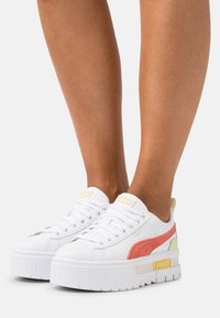 Puma MAYZE - Sapatilha de treino - white/pistachio