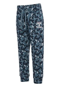 Blå camouflage-mönstrade sweatpants med dragsko i midjan, ribbade muddar och en vit logotyp på vänster ben. Tillverkade av mjukt bomullsblandat material.