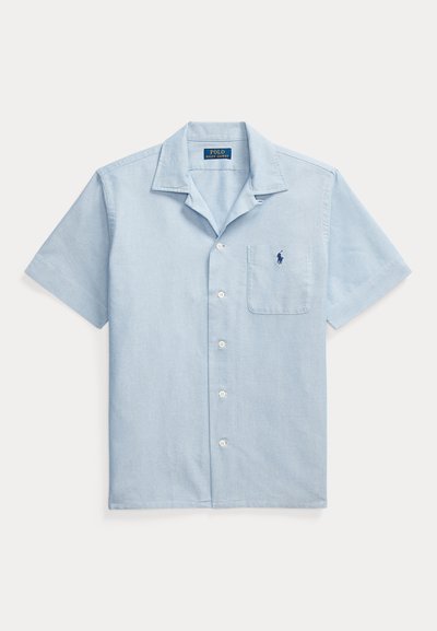 Ljusblå kortärmad skjorta med knappar, med en vänster bröstficka och broderad marinblå Polo Ralph Lauren-logotyp.