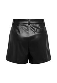 Shorts en simili cuir noir avec taille haute, passants de ceinture, poches latérales et une poche passepoilée à l'arrière, présentés sur un fond blanc.