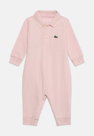 Body bébé rose à manches longues avec col, patte de boutonnage et logo crocodile vert brodé sur la poitrine.