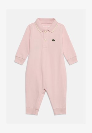 Body bébé rose à manches longues avec col, patte de boutonnage et logo crocodile vert brodé sur la poitrine.