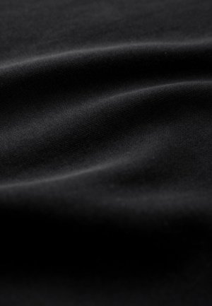 Tessuto nero con una texture liscia e leggermente lucida, caratterizzato da pieghe e grinze sottili che evidenziano la sua qualità morbida e flessibile.