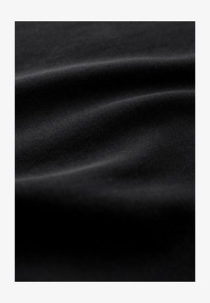 Tessuto nero con una texture liscia e leggermente lucida, caratterizzato da pieghe e grinze sottili che evidenziano la sua qualità morbida e flessibile.