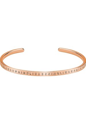 Bracelet manchette ouvert en or rose avec le mot « LIEBESKIND » gravé en répétition sur la surface extérieure.