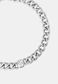 Bracciale in argento con maglie ovali interconnesse dal finish liscio e un singolo accento di gemma trasparente.