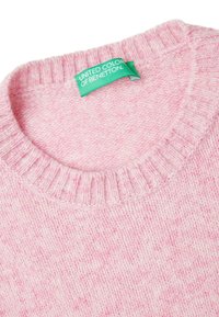Różowy sweter z dzianiny z prążkowanym dekoltem i metką z napisem "United Colors of Benetton". Miękka tekstura z nakrapianym wzorem.