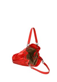 Borsa a tracolla in pelle rossa con un design morbido, dotata di dettagli in metallo argentato, una sola tracolla e una parte superiore aperta che rivela un interno beige.