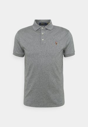 Polo gris à manches courtes avec trois boutons et petit logo Ralph Lauren brodé sur la poitrine gauche.