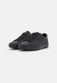 Schwarze Ledersneaker mit abgerundeter Zehenpartie, flachem Gummisohle und schwarzen Schnürsenkeln. Glatte Oberfläche mit minimalistischem Design und dezenten Nahtdetails.