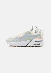 Nike Sportswear AIR MAX FURYOSA - Sportcipő - sail/crimson tint/pale ivory/light silver/football grey/white