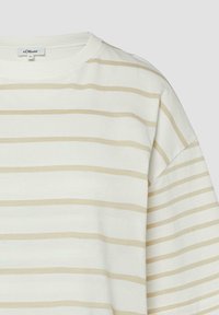 Bela majica s kratkimi rokavi z nežno bež horizontalnimi črtami in okroglim izrezom, velikost 36, etiketa blagovne znamke s.Oliver vidna na ovratniku.