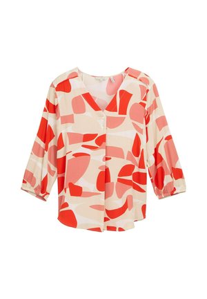 Blouse à motif abstrait rouge et pêche avec un col en V, des manches trois-quarts et des détails de boutons, fabriquée en tissu léger.