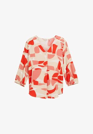 Blouse à motif abstrait rouge et pêche avec un col en V, des manches trois-quarts et des détails de boutons, fabriquée en tissu léger.