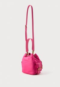 Pink satin bucket taske med snorelukning, hardware i guld-tone og en aftagelig rem. Har en sidelomme med en sikker flap.