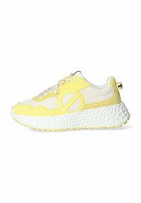 Sneaker giallo e beige con suola bianca texture, materiali superiori texture, accentuazioni rotonde ai lati e lacci.