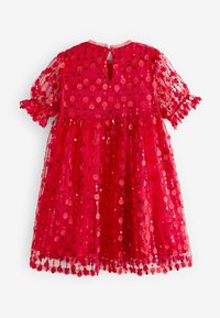 Robe en dentelle rouge avec motifs floraux, sequins et manches bouffantes. Détail dos en forme de trou de serrure avec fermeture par bouton. Ourlet orné d'embellissements floraux.