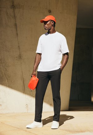 lululemon, ABC CLASSIC-FIT WARPSTREME 81CM - Pantaloni - black