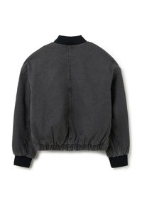 Chaqueta bomber gris con un cuello negro acanalado, cintura elástica y tejido texturizado. Presenta hombros caídos y un diseño sencillo.