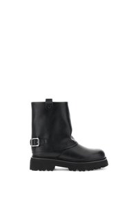 Bota de tobillo de cuero negro con punta redondeada, detalle de hebilla y suela de goma texturizada. Cuenta con una lengüeta en la parte posterior para facilitar el calzado.