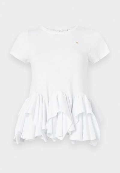 Biała koszulka z krótkim rękawem, z falbaniastym dołem. Wykonana z gładkiej bawełny, ma okrągły dekolt i mały logotyp w okolicy klatki piersiowej.