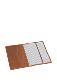 Hnědá kožená peněženka s jemnou strukturovanou texturou, která obsahuje tři sloty na karty a pruhovaný vnitřní vzor. Otevřený design ukazuje vnitřní uspořádání.