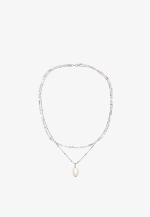 Flertrådet halskæde med farverige glasperler i bløde pasteller og en central hvid perlependant på en sølvkæde.