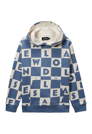 Hoodie à carreaux bleu et beige avec de grandes lettres en bloc dispersées et une poche kangourou à l'avant, présenté sur un fond blanc.