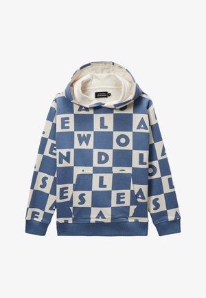Hoodie à carreaux bleu et beige avec de grandes lettres en bloc dispersées et une poche kangourou à l'avant, présenté sur un fond blanc.