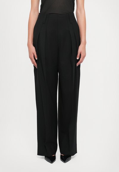 Pantaloni neri a vita alta con pieghe, gambe larghe e una texture liscia. Presentano tasche laterali e una fascia in vita dal design pulito.