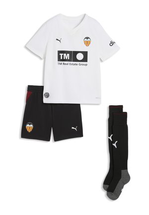 Weißes kurzärmeliges Fußballtrikot mit Valencia CF-Logo und TM Real Estate Sponsor, schwarze Shorts und schwarze knielange Socken mit Puma-Logos.