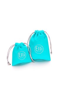 Tyrkisfarvede smykkerposer af stof, en større og en mindre, med sølvfarvede snore og prægede "Elli vi elsker smykker" logo.