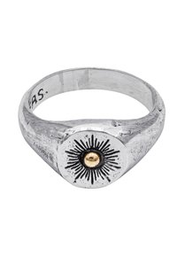 Anello in argento con un design a raggi del sole, caratterizzato da un accento centrale in oro. Band angolare con una superficie testurizzata e dettagli lucidi.