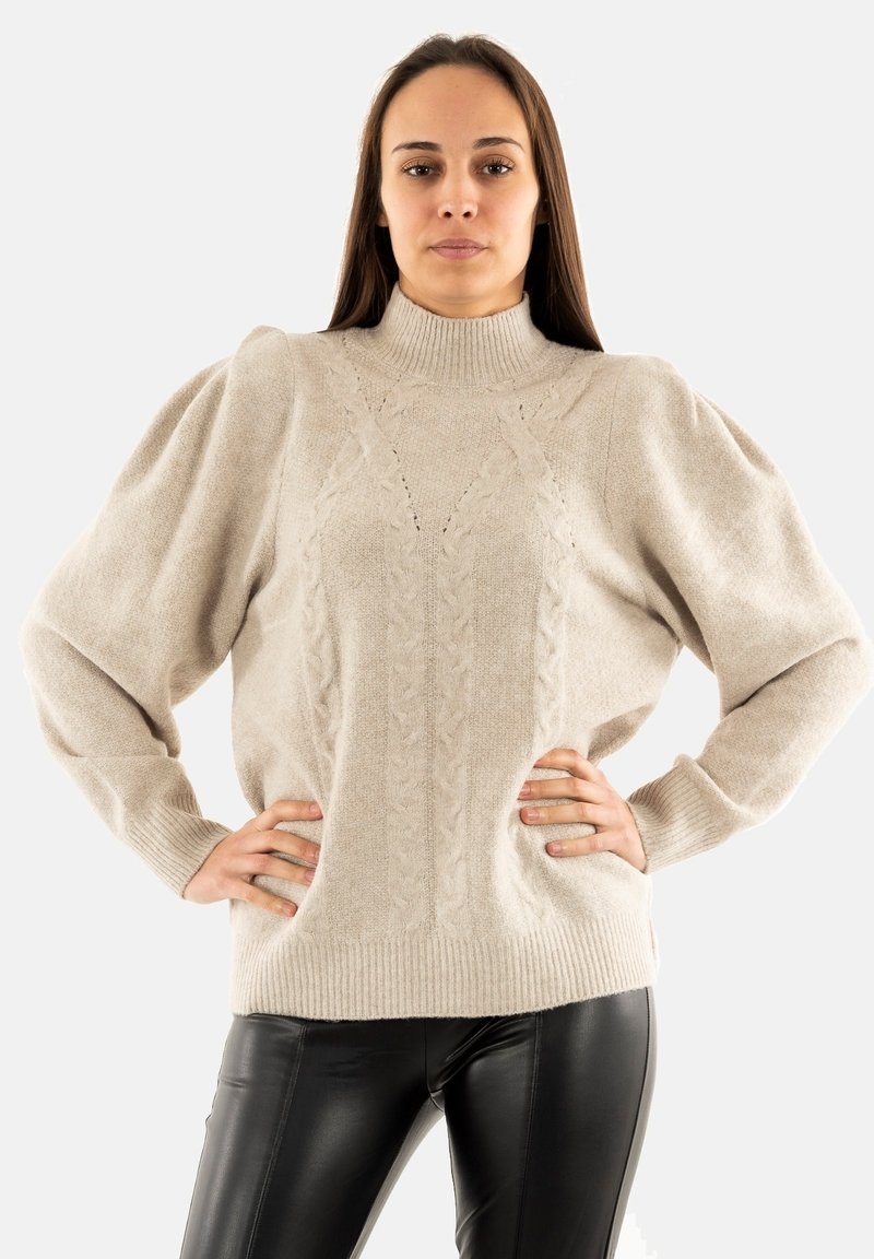 Maglione beige lavorato a maglia con collo alto e maniche a sbuffo, caratterizzato da un design a trecce al centro e polsini e orlo a coste.