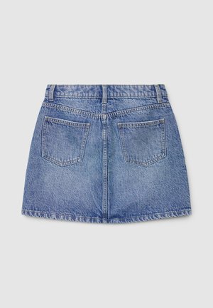 Minigonna in denim azzurro chiaro, con cintura in vita, tasche posteriori e orlo leggermente sfrangiato. La texture è liscia con una finitura sbiadita.