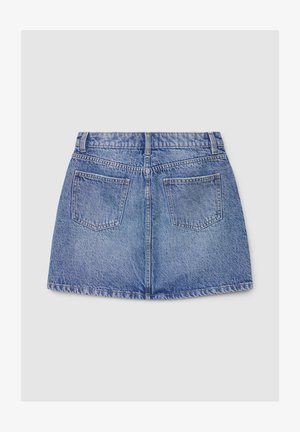 Jupe mini en denim bleu clair, dotée d'une ceinture, de poches arrière et d'un ourlet légèrement effiloché. La texture est lisse avec une finition délavée.