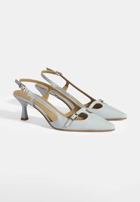 Helleblaue Slingback-Schuhe aus Leder mit spitzer Zehenpartie, Ausschnittdetails, verstellbarem Schnallenverschluss und Absatzhöhe von mittlerer Höhe.