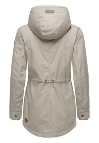 Beige waterproof jack met een capuchon, getailleerde taille en knoopmanchetten. Gladde textuur en minimalistisch ontwerp. Voorzien van een logo patch.