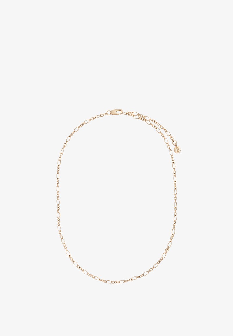 Guld kædedesign med forlængede led og et mønstret tekstur. Inkluderer en lås og en lille accentcharme på forlængerkæden.