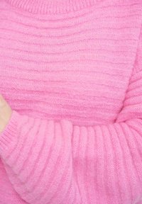 Flauschiger, pinkfarbener Pullover mit rippenstruktur und langen Ärmeln, Rundhalsausschnitt und weichem, kuscheligem Stoff.