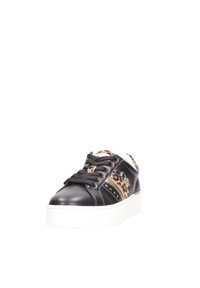 Zapatilla de cuero negro con acentos de estampado de leopardo, con cierre de cordones, franjas doradas y una suela de plataforma blanca.