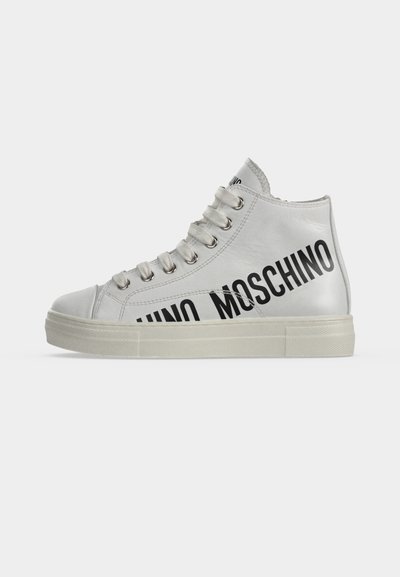 Бели високи маратонки с черен текст "MOSCHINO" отстрани и бели връзки на обикновен фон.