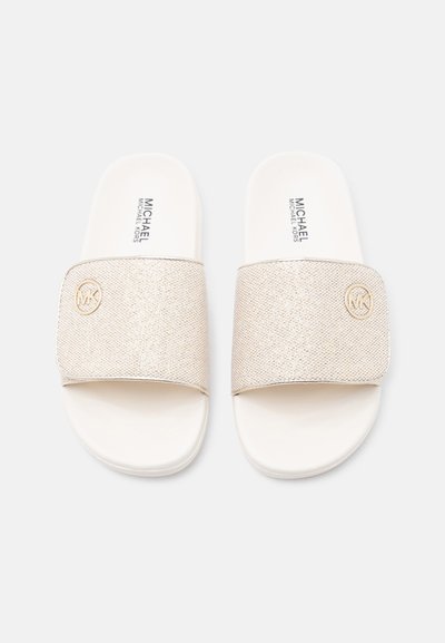 Λευκά σανδάλια Michael Kors με slide, με υφασμένους χρυσούς ιμάντες και λογότυπο MK σε κάθε ιμάντα, εμφανιζόμενα από πάνω σε λευκό φόντο.
