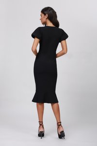 Robe noire ajustée avec des manches courtes bouffantes, longueur genou et ourlet évasé. Tissu lisse et extensible sans motifs ni accessoires visibles.